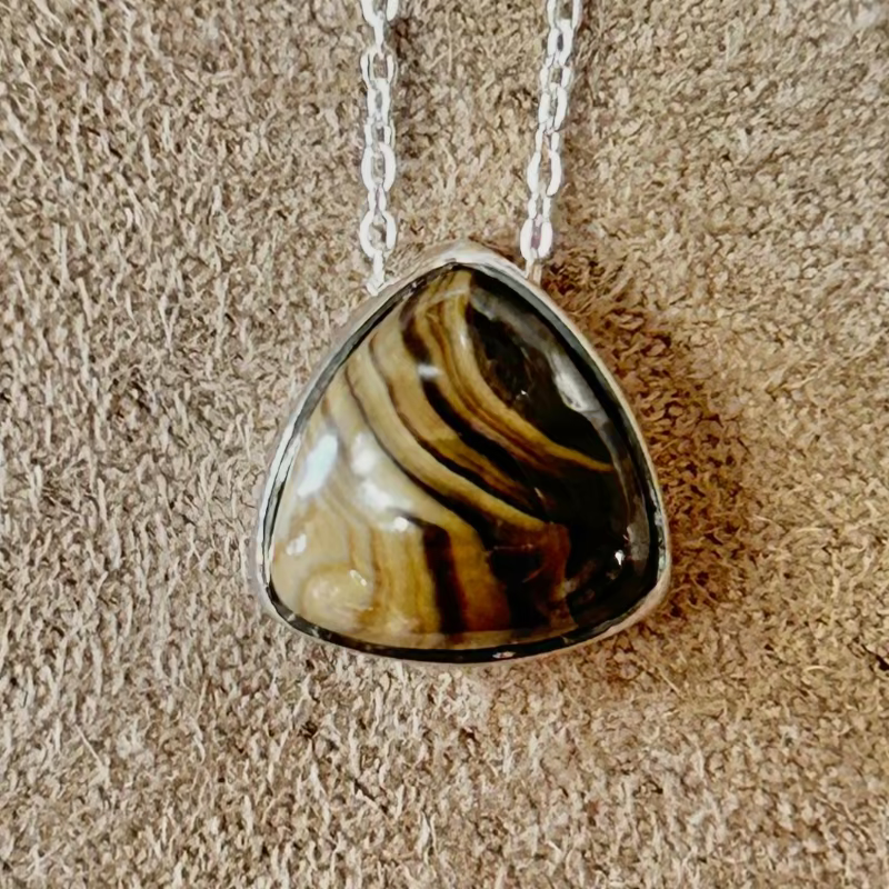 Schalenblende Pendant and Chain
