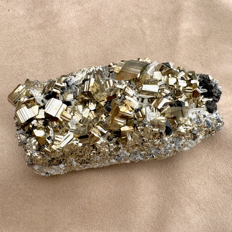 Pyrite, sphalerite and quartz (Peru)
