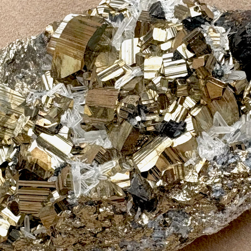 Pyrite, sphalerite and quartz (Peru)